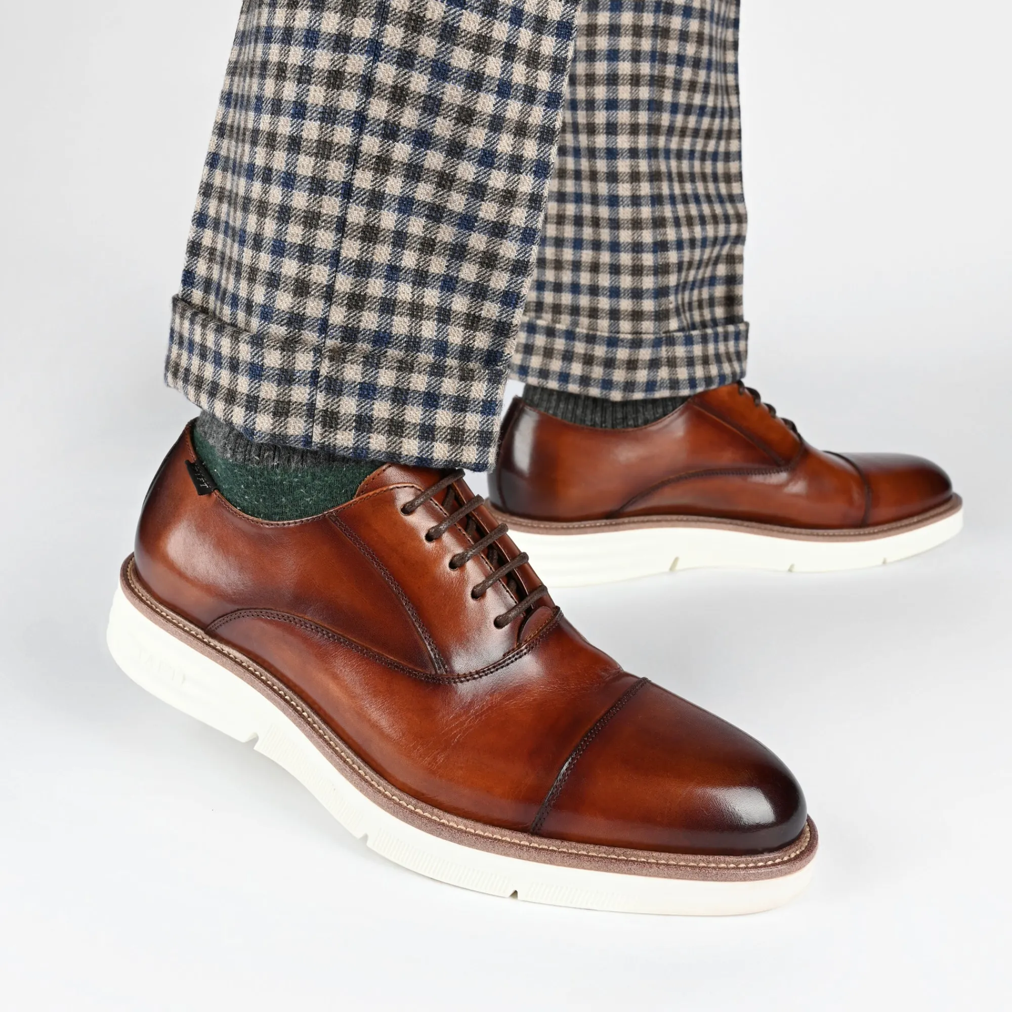 Store TAFT Model 102 Shoe In Honey